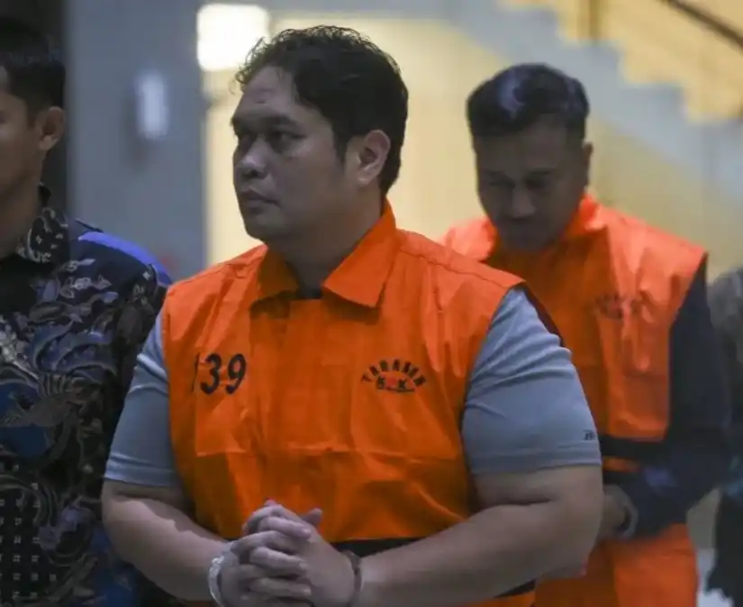 Kepala Kejaksaan Negeri (Kajari) Hulu Sungai Utara (HSU) Albertinus Parlinggoman Napitupulu (kedua kiri) bersama Kepala Seksi Intelijen (Kasi Intel) Kejari HSU Asis Budianto (kedua kanan) mengenakan rompi tahanan usai terjaring operasi tangkap tangan (OTT) di Gedung Merah Putih KPK, Jakarta, Sabtu (20/12/2025). KPK menahan Albertinus Parlinggoman Napitupulu dan Asis Budianto setelah ditetapkan sebagai tersangka kasus dugaan tindak pidanq korupsi pemerasan dalam proses penegakan hukum di Kejari HSU.