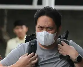 Kepala Kejari (Kajari) HSU Albertinus P Napitupulu saat tiba di Gedung Merah Putih KPK, Jakarta, Jumat (19/12/2025)