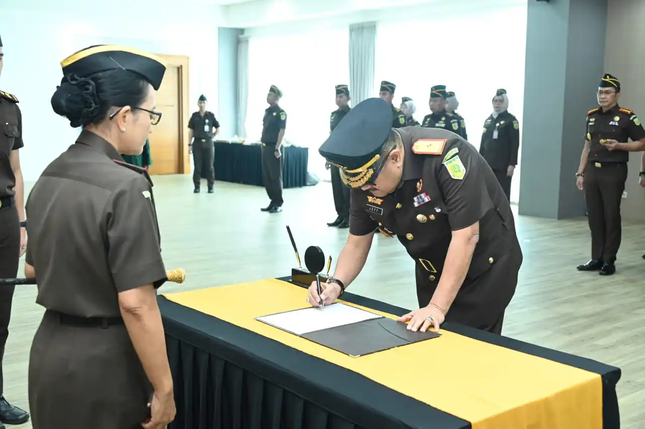 Katarina Endang Sarwestri saat melantik Wakajati Jabar, Dr. Jeffredian, di Aula R. Soeprapto Kejati Jabar. (Foto: Ist)