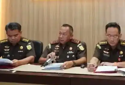 Kajati Sumsel Ketut Sumedana saat menyampaikan keterangan pers terkait penyidikan kasus dugaan korupsi pemberian fasilitas pinjaman atau kredit dari salah satu bank pelat merah kepada dua perusahaan, yakni PT BSS dan PT SAL, Senin (10/11/2025) malam (Foto: Dok MI)