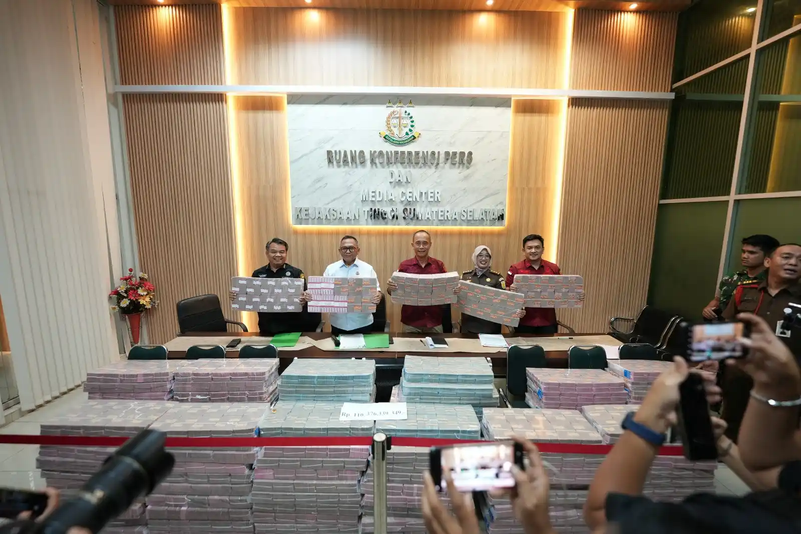 Kejaksaan Tinggi Sumatera Selatan menyampaikan perkembangan terbaru penanganan perkara dugaan tindak pidana korupsi pemberian fasilitas pinjaman atau kredit dari salah satu bank pemerintah kepada PT BSS dan PT SAL. (Foto: Dok MI)