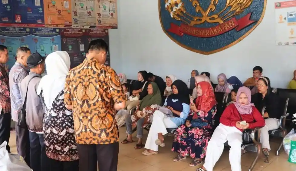 Kalapas Kelas IIA Jambi bersama jajaran menyerahkan bantuan sosial kepada warga sekitar dan UMKM binaan (Foto: Dok/MI)