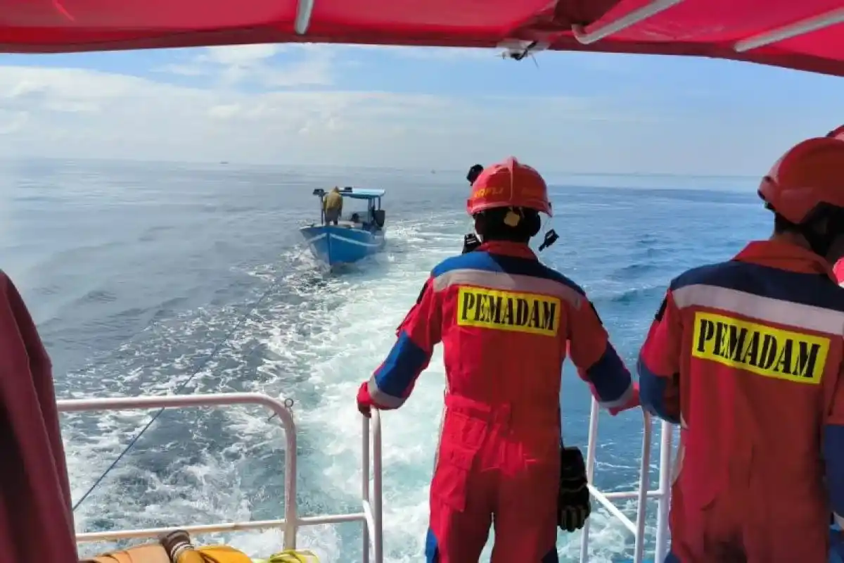 Petugas Sudin Gulkarmat mengevakuasi kapal mati mesin di perairan Pulau Panggang Kepulauan Seribu, Sabtu (24/5/2025). [Foto: ANTARA/Gulkarmat]