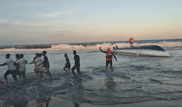 Kapal cepat (fast boat) Bali Dolphin Cruise II terbalik di perairan Sanur, Denpasar, Bali (Foto: Repro)