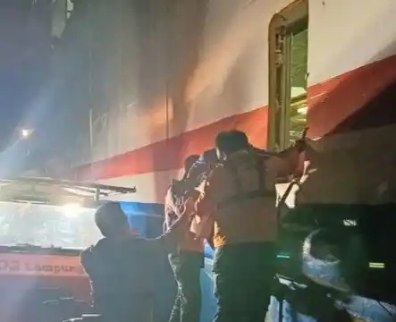 Tim SAR Gabungan saat evakuasi penumpang KMP Jagantara di Perairan Bakauheni, Lampung Selatan, Sabtu 7 Desember 2024, malam.