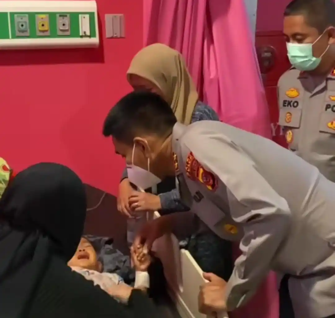 Kapolda Jabar, Irjen Pol Akhmad Wiyagus saat menjenguk para korban kecelakaan beruntun yang terjadi di GT Ciawi 2, Kelurahan Katulampa, Kecamatan Bogor Timur, Kota Bogor, Rabu (4/2/2025). (Foto: tangkapan layar)