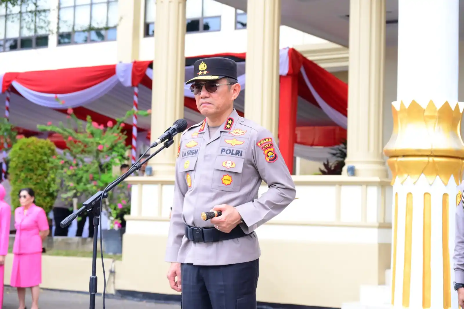 Kapolda Jambi Irjen Pol. Krisno H. Siregar memimpin upacara laporan kenaikan pangkat personel Polda Jambi di Lapangan Hitam Mapolda Jambi, Rabu (2/7/2025). (Foto: Dok/MI)