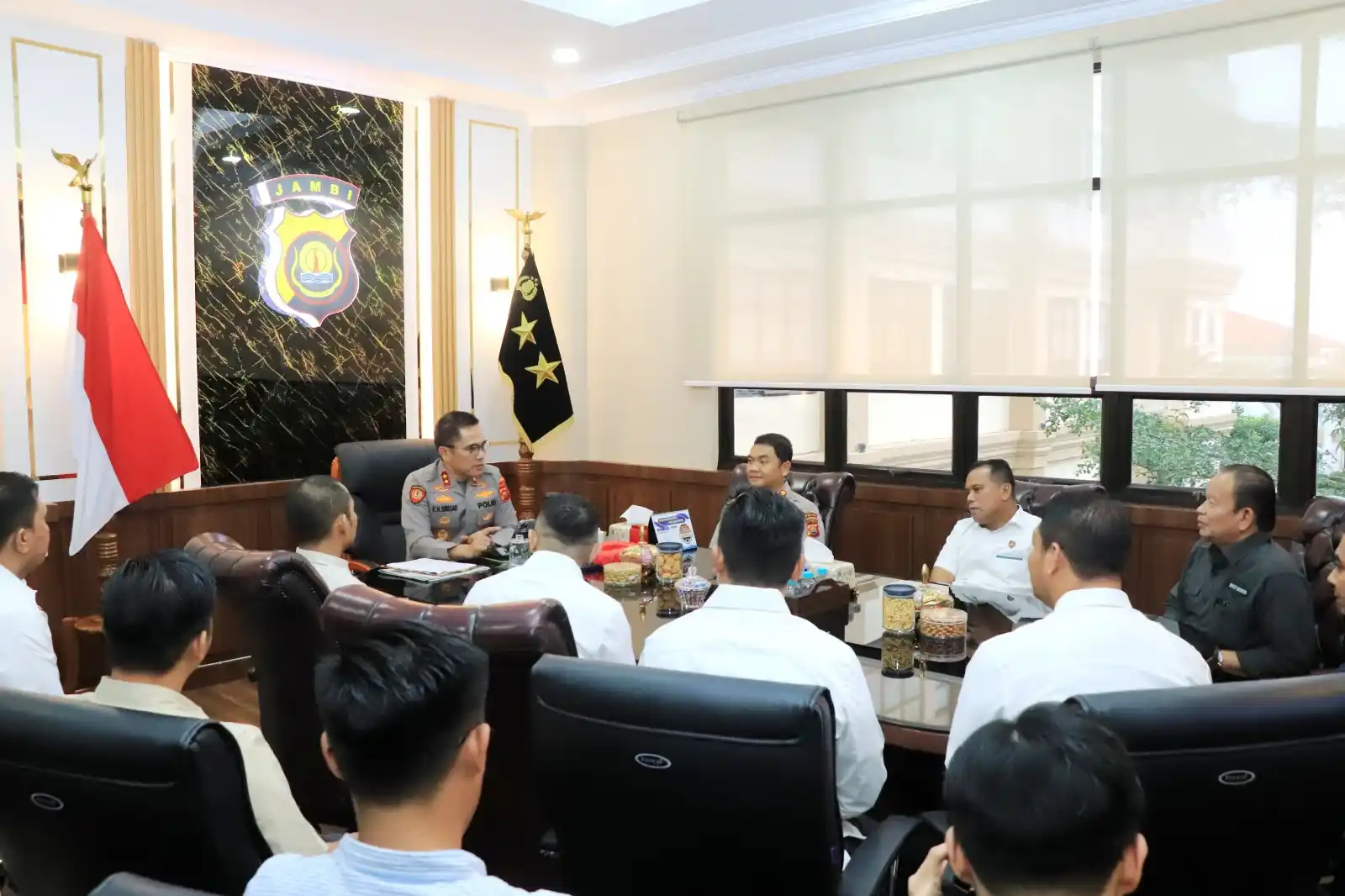 Kapolda Jambi Irjen Pol. Krisno H. Siregar menerima audiensi pengurus HIPMI Jambi di ruang kerjanya, Kamis (31/7/2025). (Foto: Istimewa)