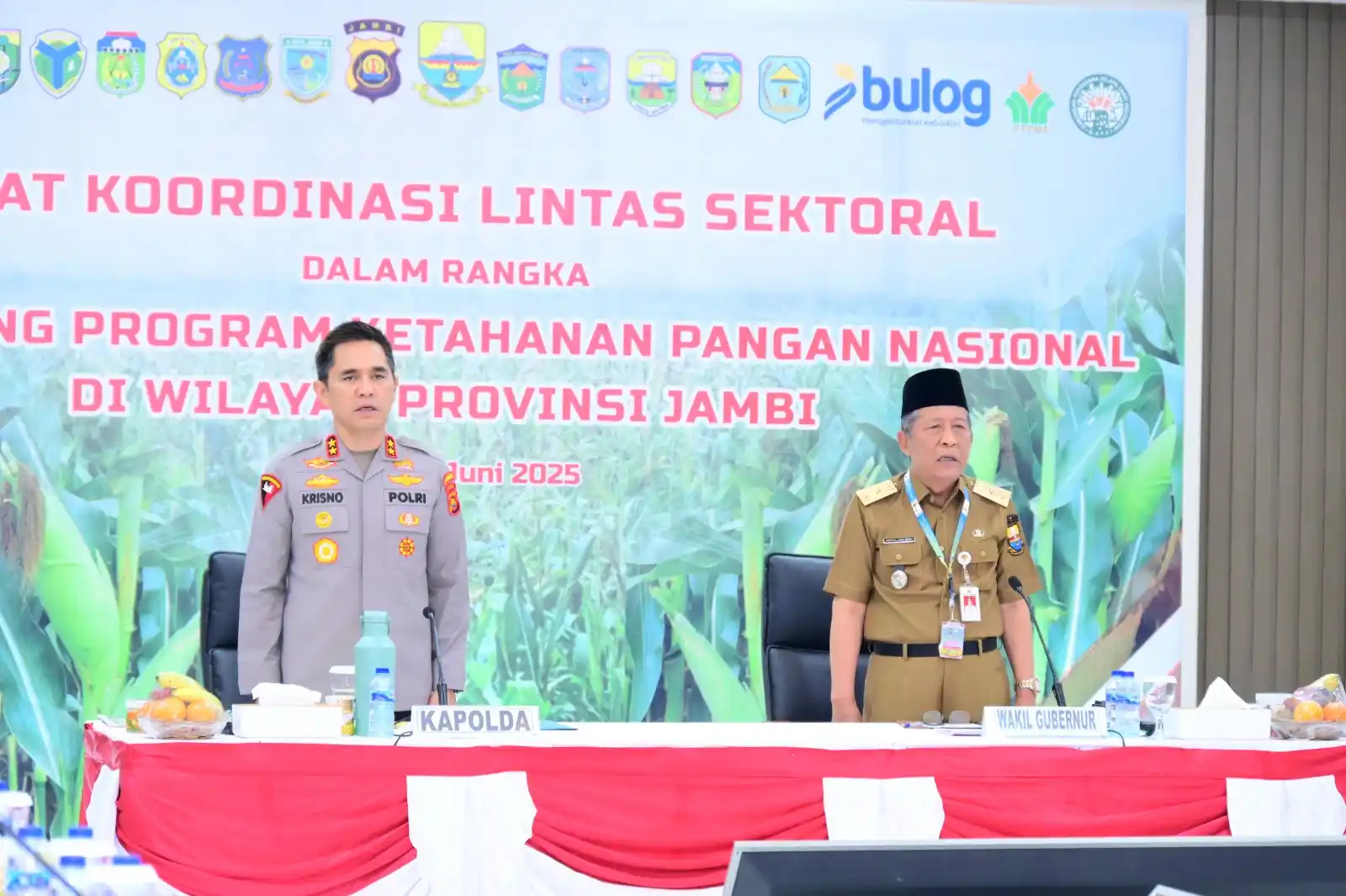 Kapolda Jambi Irjen Pol. Krisno H. Siregar didampingi Wakil Gubernur Jambi H. Abdullah Sani memimpin Rapat Koordinasi Lintas Sektoral Ketahanan Pangan di Gedung Siginjai, Polda Jambi, Selasa (17/6/2025) (Foto: Dok/MI)