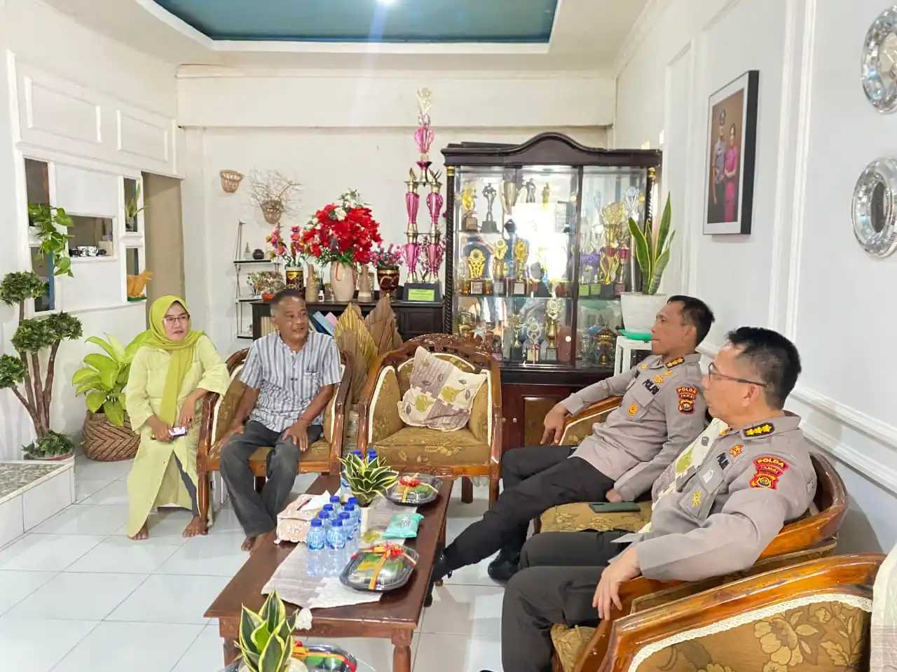 Kapolda Jambi Irjen Pol. Krisno H. Siregar saat menyerahkan bantuan kepada keluarga almarhum Irjen Pol. (Purn) Mukhlis AS di kediamannya, Selasa (17/6/2025) (Foto: Dok/MI)