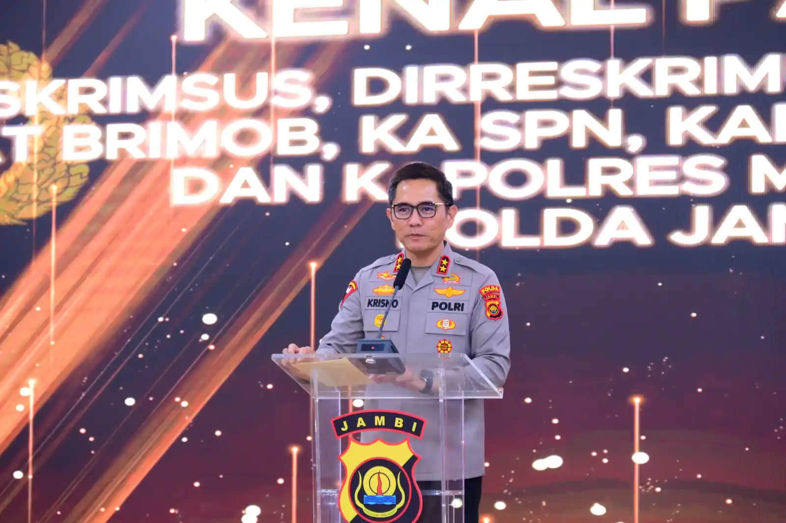 Kapolda Jambi memberikan sambutan pada momen Kenal Pamit Pejabat Polda Jambi, mengapresiasi pejabat lama dan menyambut pejabat baru dengan penuh harapan. (Foto: Dok MI)