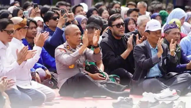 Kapolda Jawa Barat Irjen pol Rudi Setiawan bersama pimpinan DPRD Jabar, para mahasiswa dan lainnya. (Foto: Instagram/humaspoldajabar).