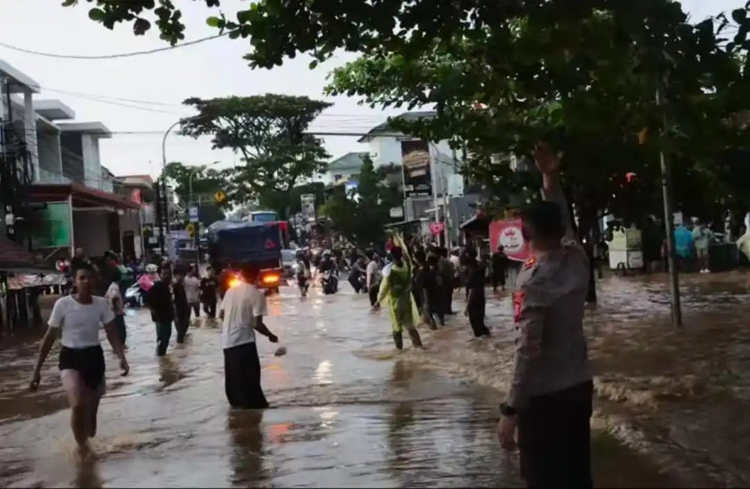 Kapolres Ciamis, AKBP Akmal saat turun langsung ke lapangan untuk membantu jajarannya dalam melakukan pengaturan arus lalu lintas agar kembali normal. (Foto: Dok MI)