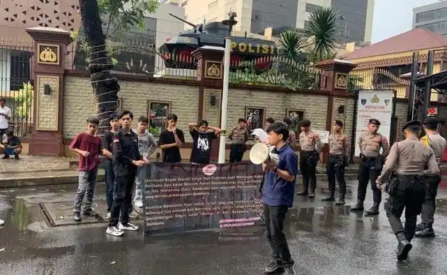 Masa aksi demonstrasi di Mabes Polri, Kasindo menyoroti dugaan penambangan ilegal di Wilayah Izin Usaha Pertambangan (SIUP) PT Panca Logam Makmur (PLM) dan PT Anugerah Alam Buana Indonesia (AABI) di Kecamatan Rarowatu Utara, Kabupaten Bombana (Foto: Istimewa)