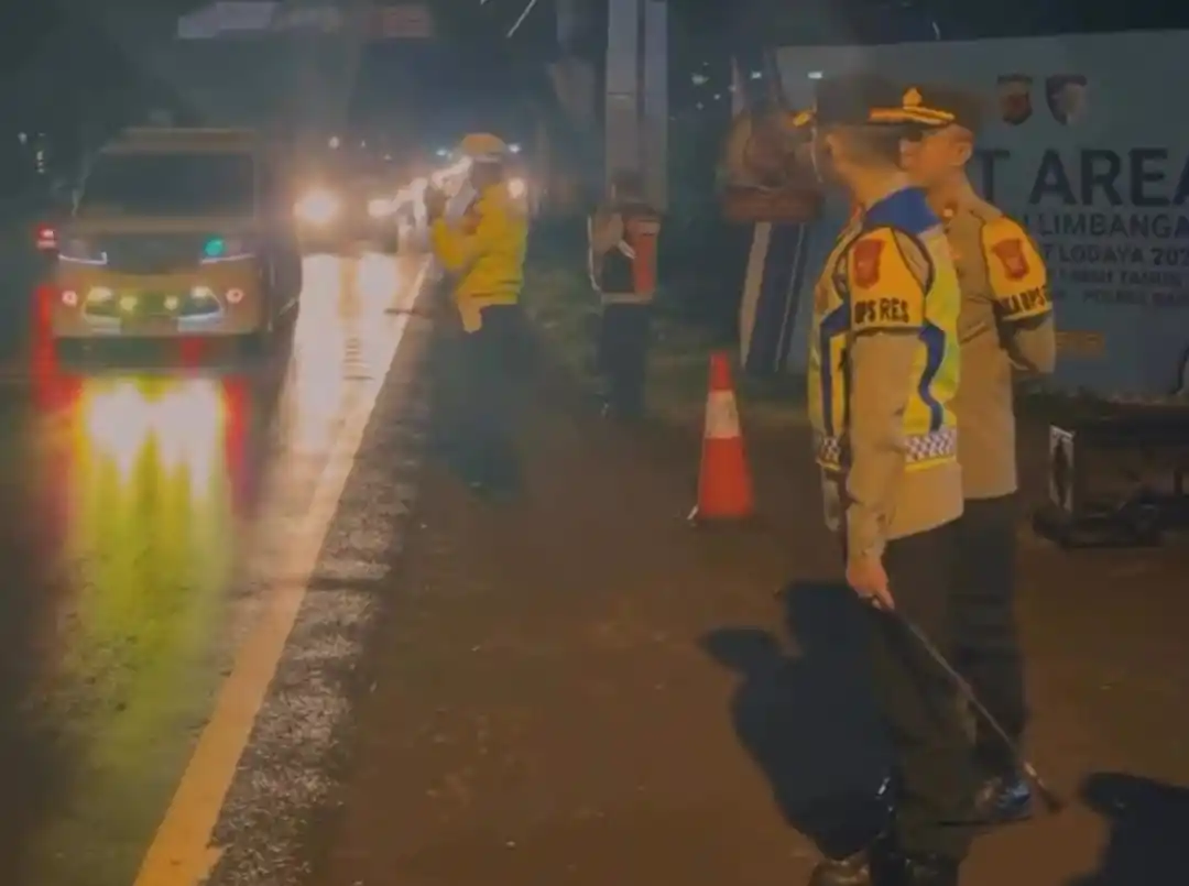 Caption:  Kapolres Garut, AKBP Mochamad Fajar Gemilang saat memantau langsung pengaturan lalu lintas di jalur Limbangan-Malangbong, Kabupaten Garut, Jawa Barat. (Foto: Tangkapan layar)