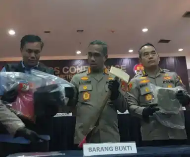 Kasus temuan mayat dicor di kawasan Pulogadung, Jakarta Timur di Polres Metro Jakarta Timur, Kamis (27/2/2025). [Foto: Ant]