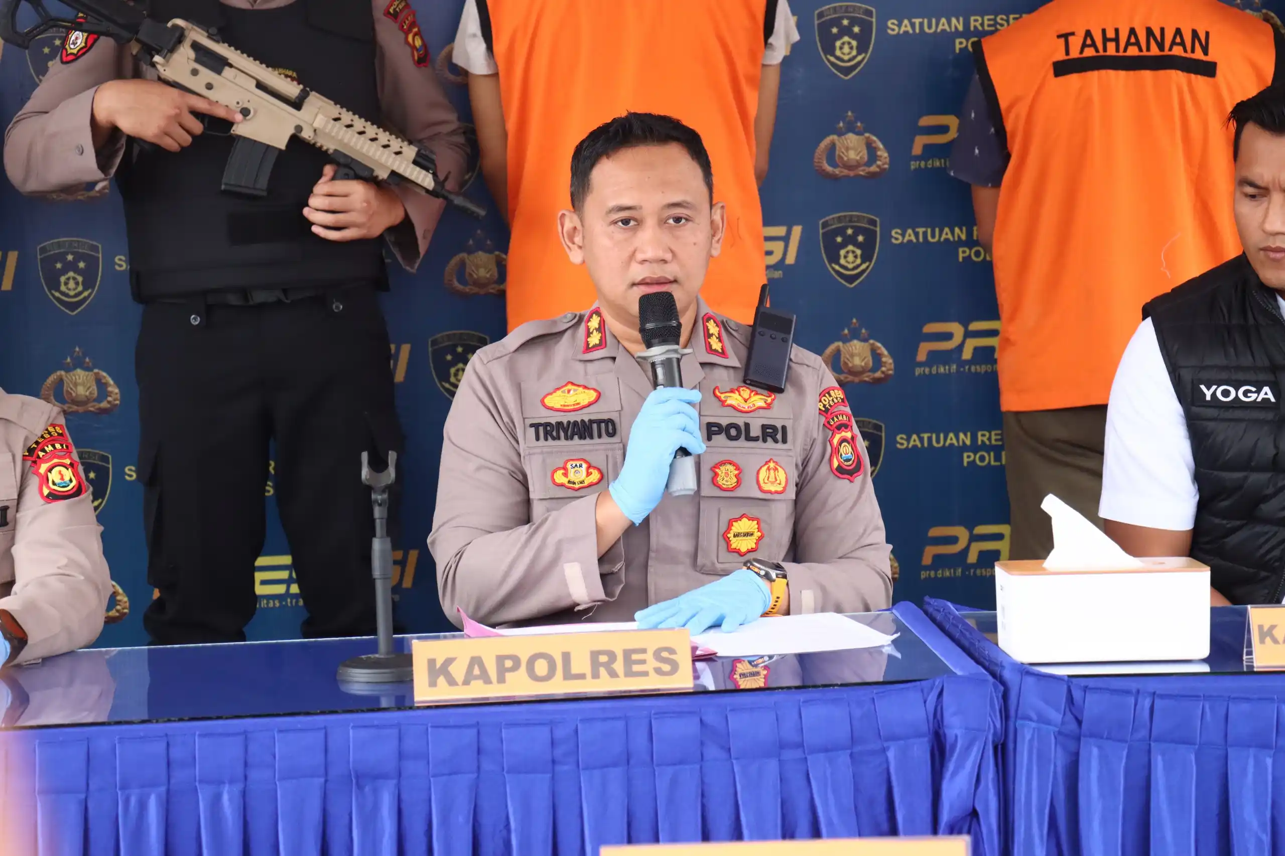 Kapolres Tebo AKBP Triyanto, saat memberikan keterangan pers terkait pengungkapan kasus korupsi penyaluran KUR fiktif di BSI Rimbo Bujang 1. (Foto: Istimewa)