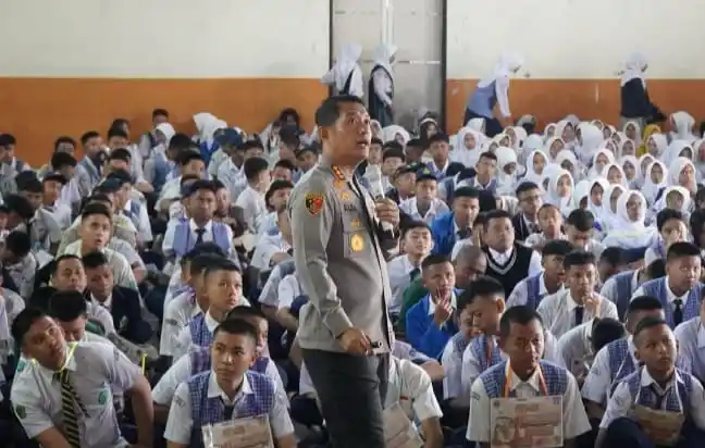 Kapolresta Bandung, Kombes Pol Aldi Subartono saat mengisi kegiatan MPLS hari kedua di SMAN 1 Margahayu, Kabupaten Bandung, Jawa Barat, pada Selasa (14/7/2025). (Foto: Ist)