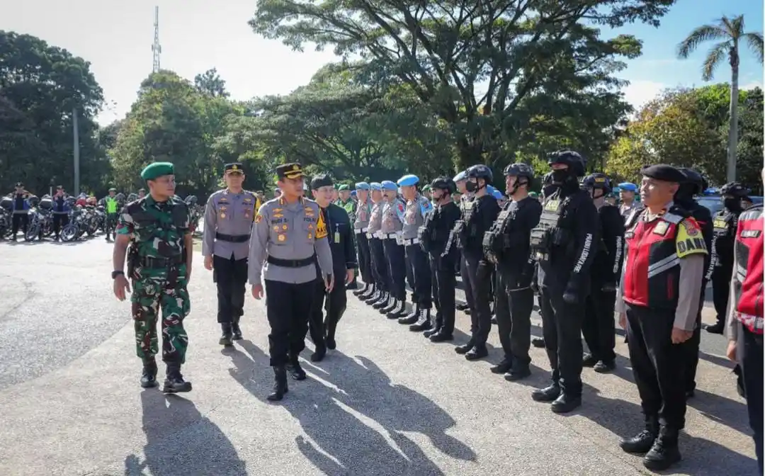 Kapolrestabes Bandung, Kombes Pol Budi Sartono saat memimpin apel gelar pasukan Operasi Ketupat Lodaya 2025 di Lapangan Tegalega, Kamis (20/3/2025). (Foto: Instagram/@polrestabesbandung)