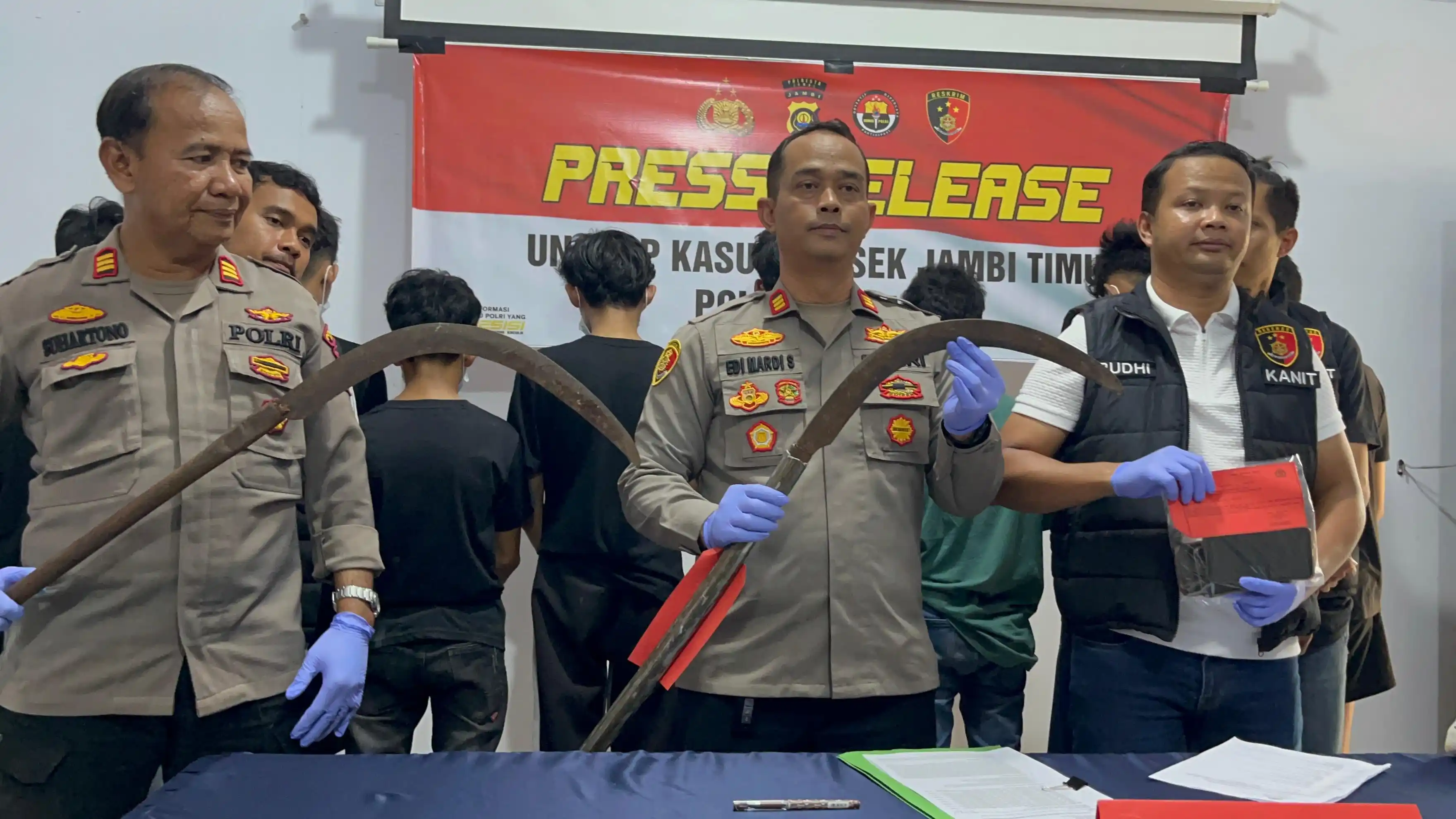 Kapolsek Jambi Timur AKP Edi Mardi bersama anggotanya menunjukkan barang bukti senjata tajam yang disita dari para pelajar pelaku tawuran saat konferensi pers di Mapolsek Jambi Timur, Sabtu (11/10/2025) (Foto: Dok/MI/Istimewa)