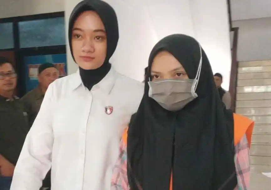 Karyawati Bank Jambi cabang Kerinci berinisial RS (26) (kanan) (Foto: Dok MI/Istimewa)