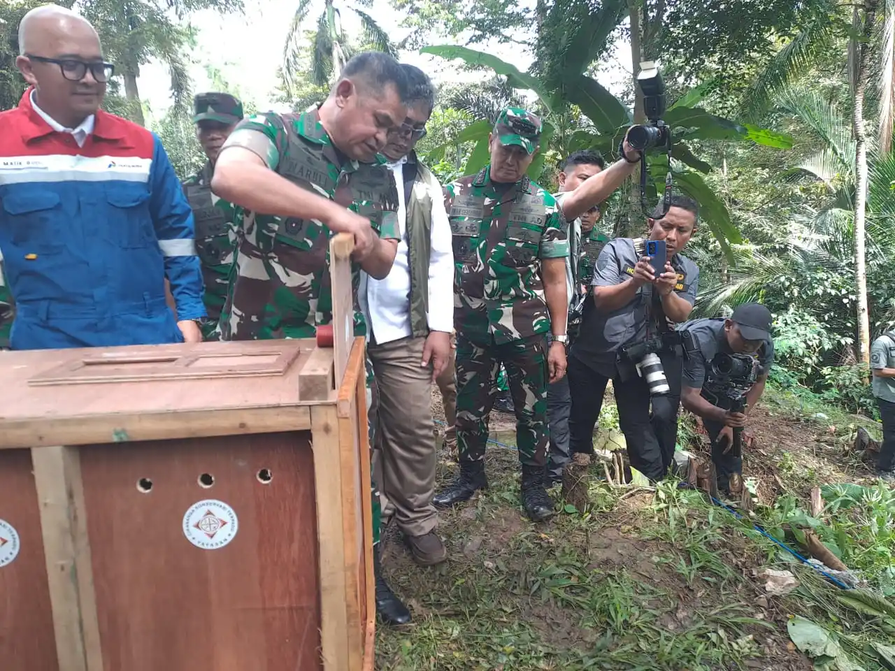 Kasad Jenderal TNI Maruli Simanjuntak saat  pelepasliaran satwa dilindungi serta pelepasan Tim Ekspedisi Macan Tutul Jawa Gunung Sanggabuana di Menlatpur Kostrad Sanggabuana, Karawang, Jawa Barat. (Foto: Rizal)