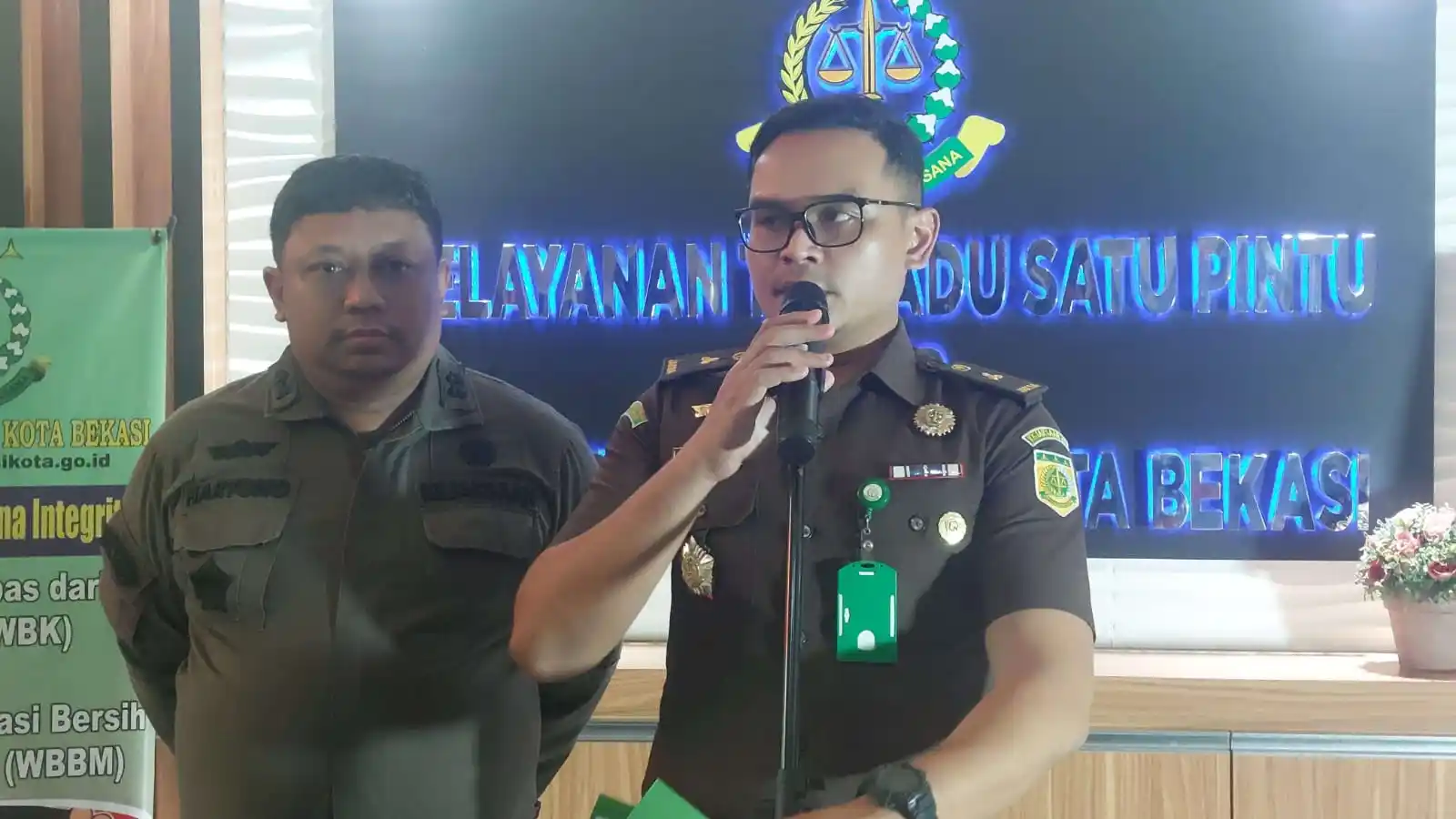Kasi Intelijen Kejaksaan Negeri Kota Bekasi, Ryan Anugrah bersama Kasi Pidana Khusus Kejaksaan Negeri Kota Bekasi, Haryono saat menggelar jumpa pers di Kantor Kejaksan Negeri Kota Bekasi, Kamis (15/5/2025). (Foto: Dok/MI)