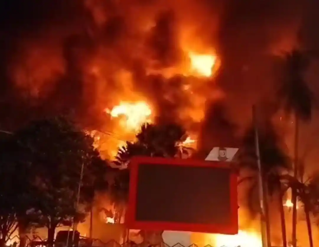 Api berkobar di Gedung DPRD Kota Makassar, Jumat (29/8/2025) malam. Foto: Dok MI/Aan