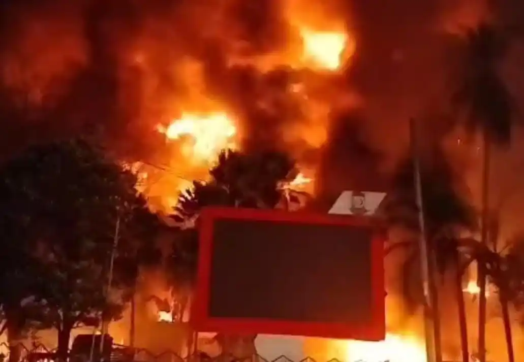 Kebakaran di gedung DPRD Kota Makassar, Jumat (29/8/2025) malam. Foto: Dok MI/Aan