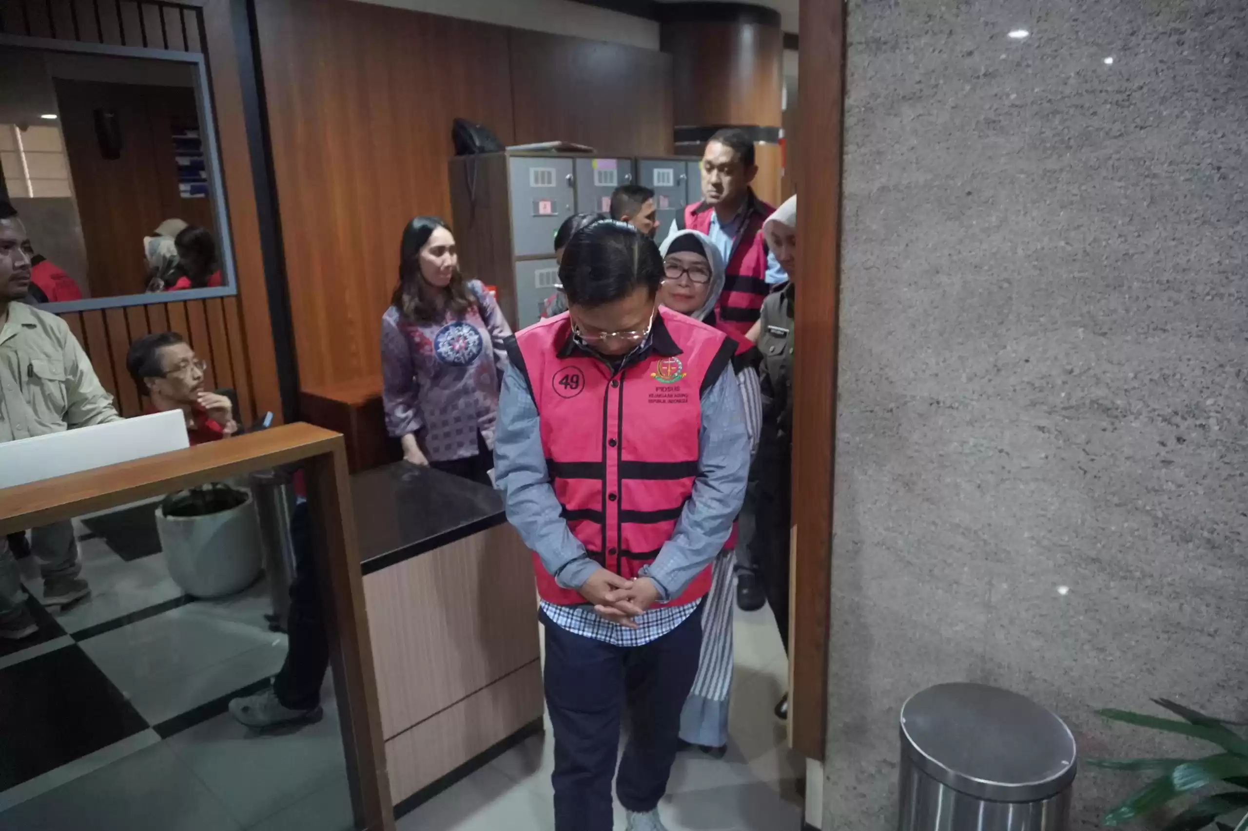 Para tersangka kasus dugaan korupsi tata kelola komoditas emas PT Antam periode 2010-2022 diriging ke luar dari ruang pemeriksaan penyidik Jampidsus Kejagung untuk dijebloskan ke tahanan (Foto: Dok MI)