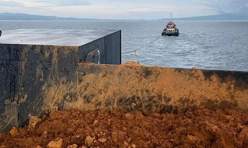 TNI AL KRI Bung Hatta-370 mengamankan dua kapal pengangkut nikel di Perairan Mandiodo, Konawe Utara, Selasa (25/11/2025)