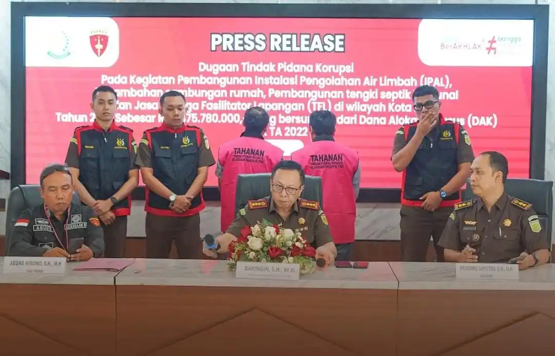 Kepala Kejaksaan Negeri Blitar Baringin bersama jajaran saat menyampaikan keterangan pers, (Foto: Dok/Kejari Blitar)