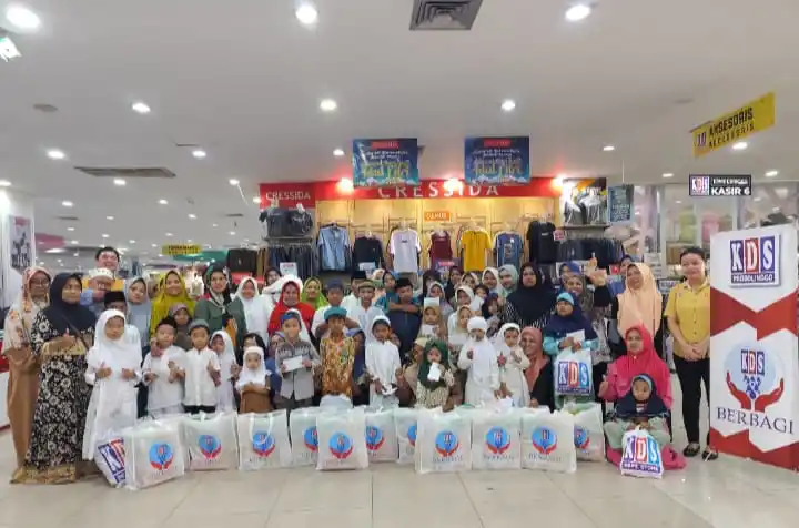 KDS Probolinggo berbagi di Bulan Ramadan kepada 30 anak Yatim Piatu dengan menggratiskan berbelanja sesuai keinginan dan selera mereka sendiri (Foto: Dok MI)