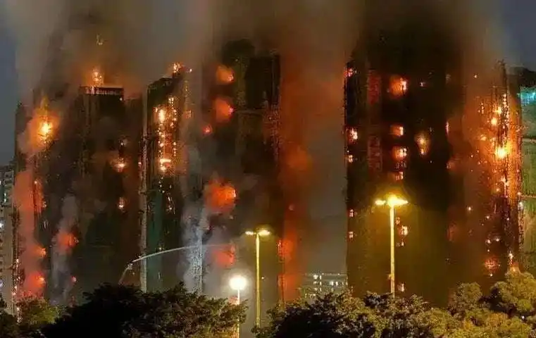 Kebakaran di Kawasan Wang Fuk Court, Taipo, Hong Kong (Foto: Tangkapan Layar)