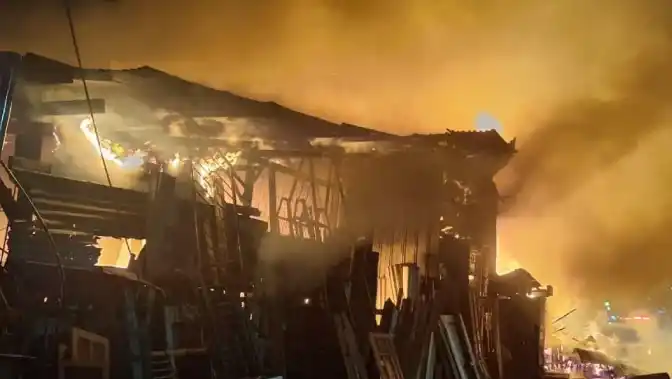 Kebakaran Melanda Kawasan Padat Penduduk di Komplek Uka, Jalan Perdamaian, Kecamatan Koja, Jakarta Utara (Foto: Repro)