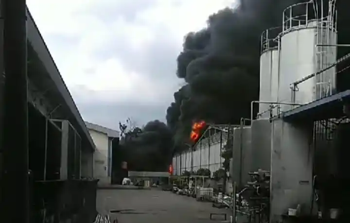 Kebakaran Pabrik Kimia Cikupa Sulit Dipadamkan (Foto: Repro)