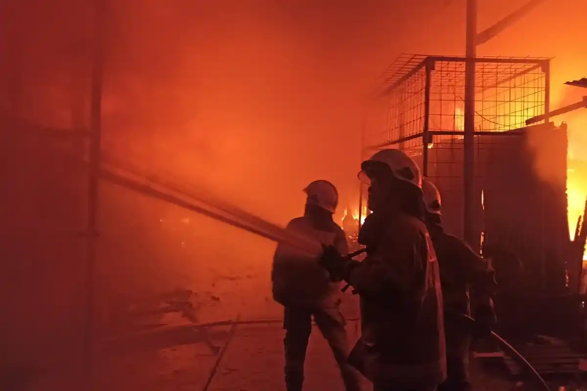 Petugas saat memadamkan api, yang membakar puluhan kios di Pasar Poncol, Jakarta Pusat, Selasa (18/3/2025). [Foto: Gulkarmat Jakpus]