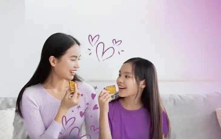 Ilustrasi - Momen kebersamaan orang tua bersama anak konsumsi camilan (Foto: Antara)