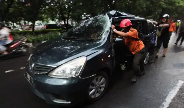 Kecelakaan beruntun di Surabaya, pengemudi marcy jadi pemicu kecelakaan di Surabaya (Foto: Istimewa)