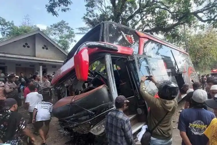 Kecelakaan bus di lereng Gunung Bromo, Kabupaten Probolinggo, Jawa Timur, Minggu (14/9/2025) (Foto: Repro)