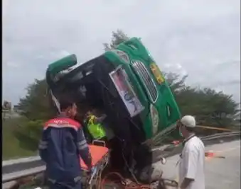 Kecelakaan Bus Wisata di Tol Pemalang (Foto: Tangkapan Layar)