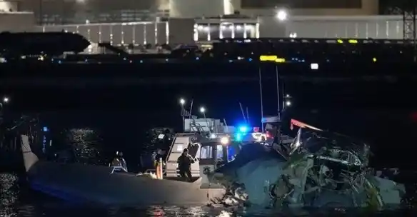 Kecelakaan Pesawat American Airlines dan Helikopter Black Hawk (Foto: Repro)