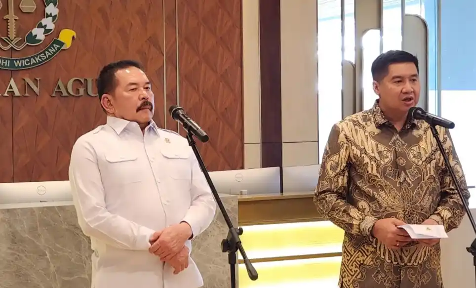 Menteri PKP Maruarar Sirait didampingi Jaksa Agung ST Burhanuddin saat konferensi pers di Kantor Kejaksaan Agung, Jakarta (Foto: Dok Istimewa)