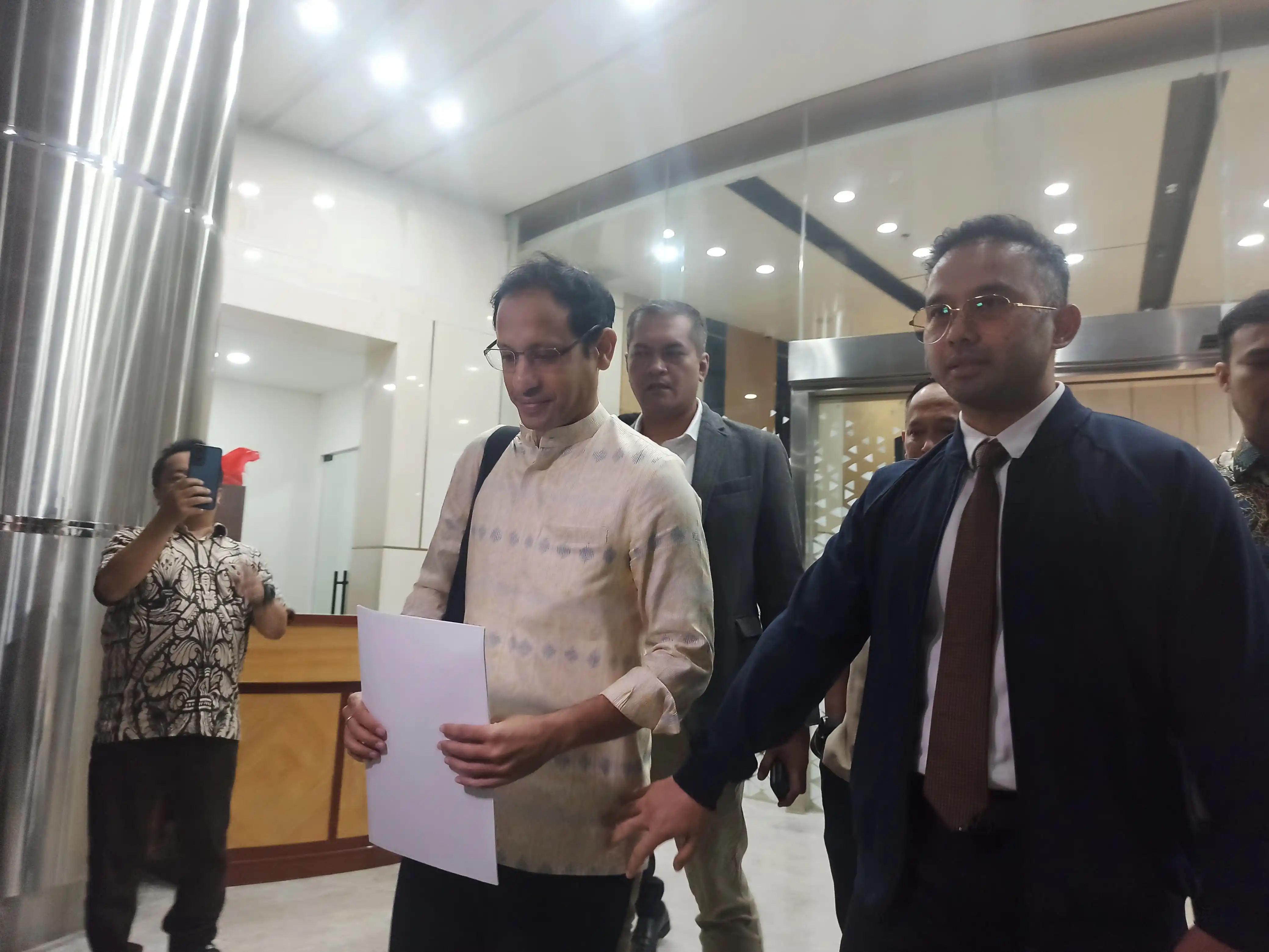 Nadiem Anwar Makarim usai diperiksa Kejagung, Senin (23/6/2025) malam (Foto: Dok MI/Albani Wijaya)