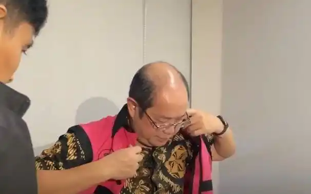 Kepala Biro Asuransi pada Badan Pengawas Pasar Modal dan Lembaga Keuangan (Bapepam-LK) 2006-2012, Isa Rachmatarwata mengenakan rompi tahanan Jampidsus Kejagung (Foto: Dok MI)