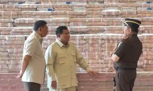 Jaksa Agung ST Burhanuddin berbincang dengan Presiden Prabowo Subianto saat hendak menyerahkan uang Rp13,2 triliun ke Kementerian Keuangan. (Foto: Dok MI/Adelio Pratama)