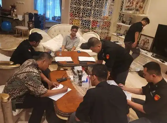 Penyidik Jampidsus Kejagung saat menggeledah rumah Zarof Ricar (Foto: Dok MI/Istimewa)