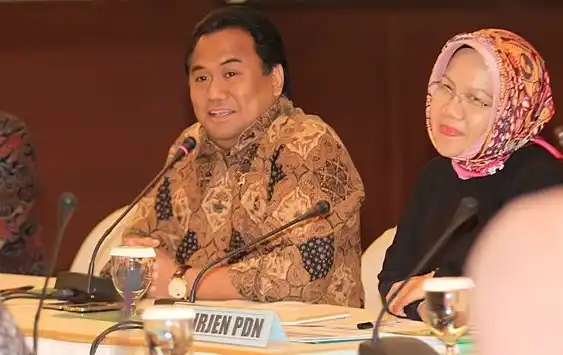 Menteri Perdagangan Rahmat Gobel (tengah) didampingi Dirjen Perdagangan Dalam Negeri Sri Agustina (kanan) dan Sekretaris Jendral Kemendag Gunaryo menggelar rapat koordinasi pengamanan dan pengawasan ketersediaan bahan pokok di Kementerian Perdagangan, Jakarta Minggu (16/11/2014)