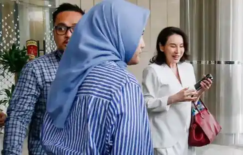 Fitria Yusuf keluar dari gedung bundar Jampidsus Kejagung, Jumat (12/9/2025) (Foto: Dok MI/Istimewa)