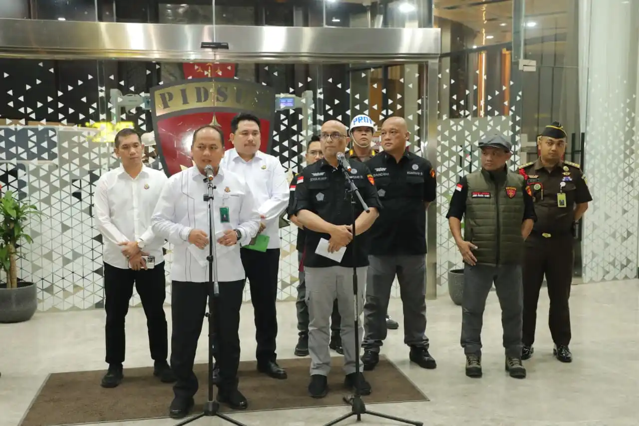 Kejaksaan Agung melalui Jampidsus mengungkap dugaan rekayasa ekspor limbah minyak sawit (POME) periode 2022–2024 yang menyeret sedikitnya 26 perusahaan. Delapan pimpinan perusahaan telah ditetapkan sebagai tersangka, sementara penyidik masih mendalami keterkaitan puluhan korporasi lain. Modus yang diusut berupa manipulasi klasifikasi ekspor CPO agar lolos dari pembatasan pemerintah, dengan estimasi kerugian negara mencapai belasan triliun rupiah. (Foto: Dok MI/Puspenkum Kejagung)